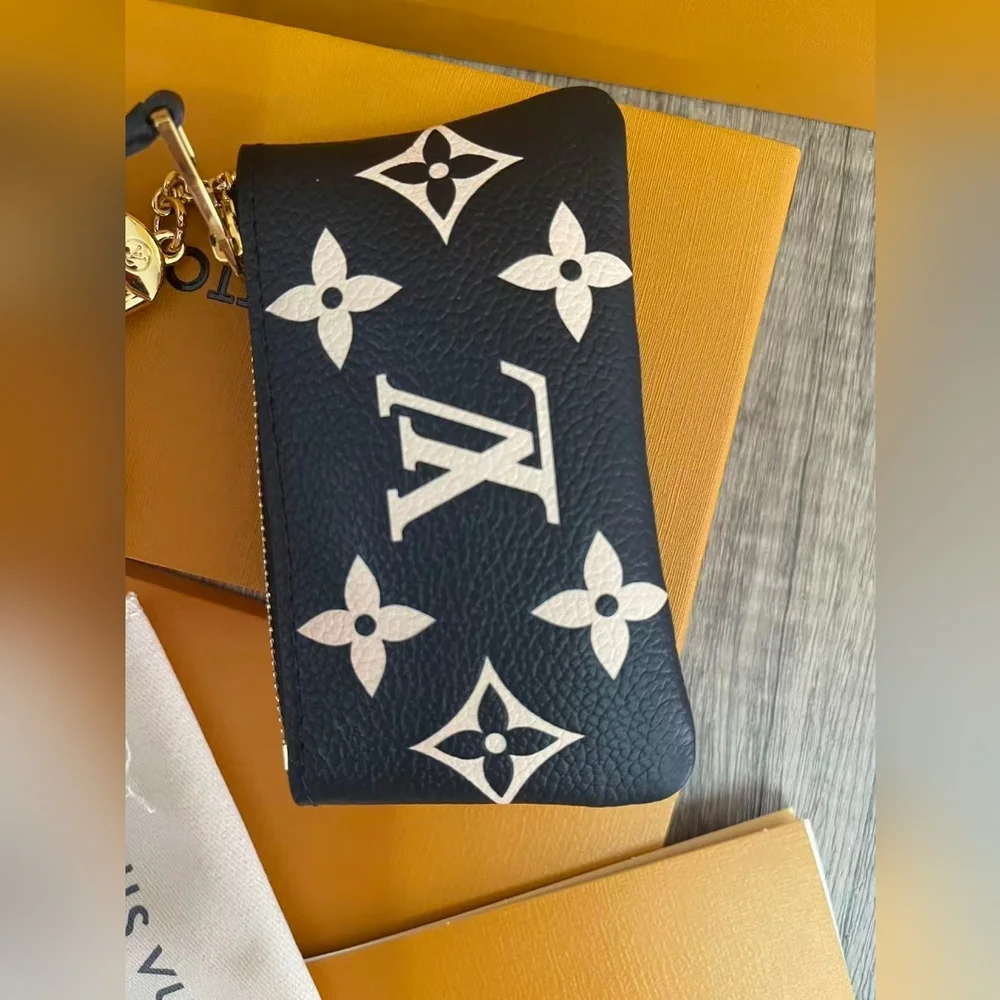 Louis Vuitton Key Pouch - Picture 7 of 11